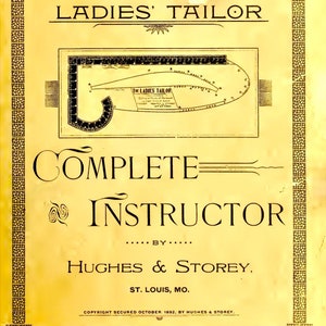 Könnte beinhalten: Ein gelber Vintage-Bucheinband mit schwarzem Rand und einer Schwarzweißillustration eines Messwerkzeugs. Der Titel lautet "Ladies' Tailor Complete Instructor by Hughes & Storey, St. Louis, Mo."