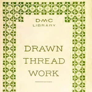 以下が含まれることがあります： セリフ体で「DRAWN THREAD WORK」と書かれたヴィンテージ本の表紙。表紙はクリーム色で、緑色の装飾的なボーダーがあり、上部には「D.M.C LIBRARY」の文字があります。 Etsyショップ名simplicate.etsy.comが下部にあります。