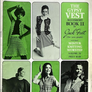 Peut inclure: Une couverture de magazine vintage avec des femmes portant des gilets et des jupes en crochet. La couverture indique "THE GYPSY VEST ACCESSORY BOOK II" par Jack Frost, avec Wintuk Knitting Worsted. Le magazine est le volume 76, au prix de 0,92 €.