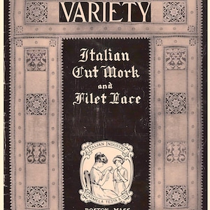 Könnte beinhalten: Ein schwarzer und weißer Einband eines Buches mit dem Titel "VARIETY Italian Cut Work and Filet Lace" mit einem dekorativen Rand. Der Einband zeigt ein Logo für "Italian Industry Carmela Testa & Co." und den Text "Boston, Mass. Book No. 1 Price 25 Cents".