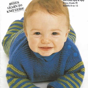 Puede incluir: Un bebé con un suéter azul tejido con mangas a rayas verdes y amarillas. El suéter tiene dos botones azules en el hombro. La imagen es una portada de libro titulada "Quick & Easy Baby Knits" con el logotipo de Patons.