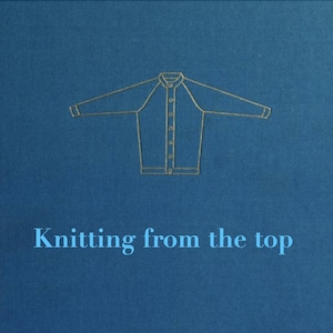 Puede incluir: Un fondo azul con un contorno dorado de un cárdigan y el texto "Knitting from the top" en azul.