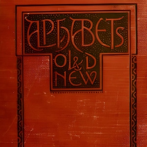 Diseños históricos del alfabeto: más de 250 ilustraciones artísticas y numéricas (PDF)