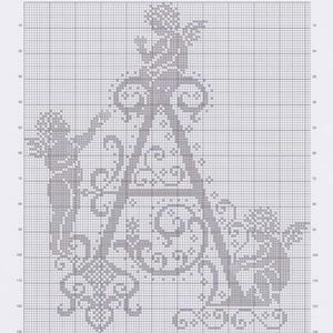 Puede incluir: Patrón de punto de cruz con una letra A estilizada con dos ángeles a cada lado. La letra está decorada con intrincados diseños florales y los ángeles sostienen trompetas.