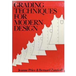 Może przedstawiać: Czerwona okładka książki z tytułem "GRADING TECHNIQUES FOR MODERN DESIGN" w czarnym kolorze. Okładka zawiera również szereg białych, bezrękawnikowych ubrań, z których każde jest nieco większe od poprzedniego, ułożonych po skosie.
