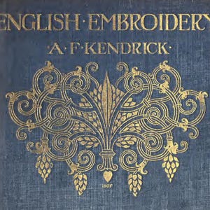 Puede incluir: Portada de libro antiguo "ENGLISH EMBROIDERY" de A.F. Kendrick. La cubierta azul oscuro presenta letras doradas y diseños florales y de volutas doradas en relieve. El diseño es simétrico y ornamentado, con un aspecto clásico y vintage.