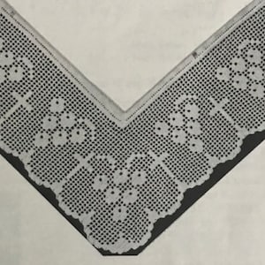 Puede incluir: Borde de encaje blanco tejido a crochet con un diseño floral. El encaje es delicado e intrincado, con un patrón repetitivo de pequeñas flores.