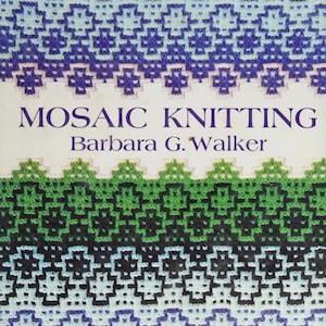 Op de afbeelding: Boekomslag met de titel "Mosaic Knitting" van Barbara G. Walker. De omslag toont een kleurrijk gebreid patroon in tinten blauw, groen, zwart en wit.