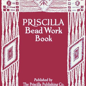 Puede incluir: Una portada de libro granate con el título "PRISCILLA Bead Work Book" en blanco. La portada está enmarcada con diseños de cuentas blancas. El texto "Published by The Priscilla Publishing Co. Boston, Mass." está en la parte inferior.