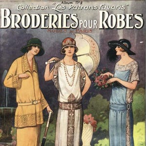 Puede incluir: Ilustración de moda vintage con tres mujeres en elegantes vestidos y sombreros. La obra, titulada "Broderies Pour Robes", muestra bordados y accesorios detallados, reflejando los estilos de principios del siglo XX. La paleta de colores incluye amarillos, blancos y azules.