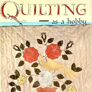 Pode incluir: Uma capa de livro vintage com o título "QUILTING - as a hobby". A capa apresenta um design acolchoado com um motivo floral em tons de vermelho, amarelo e branco. O design inclui um pássaro e folhas.