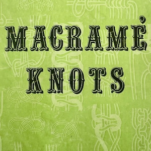 Puede incluir: Un libro verde con el título "MACRAME KNOTS" en letras negras y en negrita. La portada está decorada con un patrón de varios nudos.