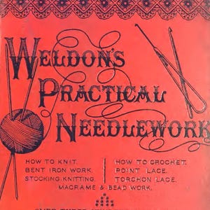 Könnte beinhalten: Ein roter Buchumschlag mit schwarzem Text und Illustrationen. Der Titel lautet "Weldon's Practical Needlework". Es enthält Abbildungen von Stricknadeln, Häkelnadeln und einem Wollknäuel. Der Umschlag listet auch verschiedene Handarbeitstechniken auf.