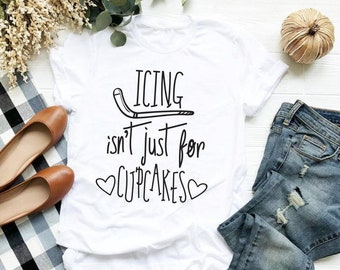 A crosta de gelo não é apenas para o T do hóquei dos Camiseta de &lt;br&gt; Entrega Rápida? T bonito do hóquei | Mamã do hóquei camiseta de &lt;br&gt; Entrega Rápida? T do cozimento e do hóquei | Muitas cores de impressão
