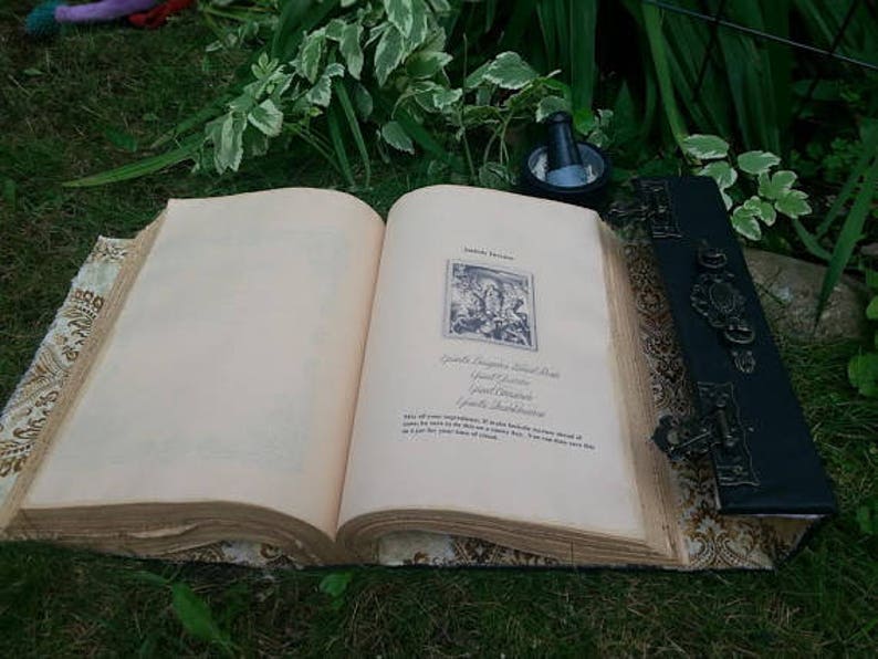 Fioletowa Zamknięta Księga Cieni: Grimoire w Stylu Zaczarowanym zdjęcie 3