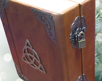 Antique Style Leather Journal Book: Locking Tome with Removable Pages