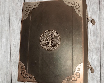 Diario doble de estilo magia práctica, encuadernado en piel negra, con páginas imprimibles y extraíbles.