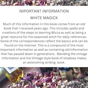 Pu&ograve; includere: Un libro intitolato "WHITE MAGICK" con testo su incantesimi, Wicca e informazioni vintage. L'immagine include una bottiglia con l'etichetta "Attraction" e petali di fiori secchi.