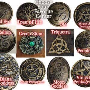 Puede incluir: Doce discos met&aacute;licos redondos de color dorado con varios s&iacute;mbolos y dise&ntilde;os. Los discos presentan im&aacute;genes como un &aacute;rbol de la vida, un pentagrama de luna, un triskelion y una piedra verde. El texto "Elige tu centro favorito" est&aacute; en la parte superior de la imagen.