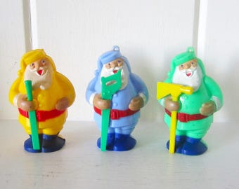 Zestaw 3 zabytkowych figurek Mikołaja Rosbro firmy E. Rosen Company, wykonanych z twardego plastiku, z oryginalnymi narzędziami z kolekcji Santa's Candy Workshop - niesamowity!