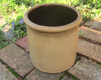 Antyczny garnek z kamionki, glazurowany solą, ze wzmocnionym wystającym rantem, dekoracyjną linią nacięć i ciemnobrązowym glazurowanym wnętrzem