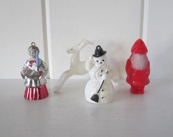 Vintage Set mit 4 Hartplastik Rosbro Bradford Weihnachtssammlerstücken - Weißes Reindeer - Chorjunge mit Kerze & Schneemannverzierung - Weihnachtsmannfigur