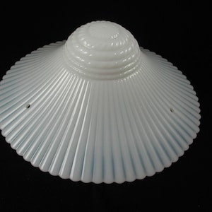 Pantalla de techo redonda acanalada vintage de 3 orificios - MacBeth Evans Monax Petal Ware Pantalla de techo colgante de vidrio opalescente acanalado - Borde con volantes