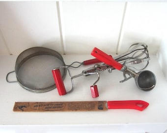 4 Vintage Küchenutensilien mit roten Bakelit/Tenit-Griffen - Sieb, Handmixer, Eislöffel, Messer - EKCO, A & J, Scoop Master, Quikut
