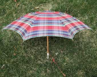 Klasyczny, przezroczysty, dziecięcy parasol w kratkę w kolorze czerwonym, wykonany z celuloidu, z uchwytem w kształcie psa pudla, bambusowym trzonkiem i paskiem na nadgarstek — DOSKONAŁY!