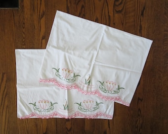 Para poszewek na poduszki w stylu vintage, haftowanych i robionych na szydełku – różowe, zielone i złote przeszycia – faliste brzegi – wzór lilii wodnej – supełki francuskie