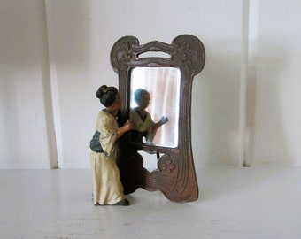 Antyczna rama w stylu secesyjnym z lustrem i ręcznie malowaną gejszą w stylu cynowym