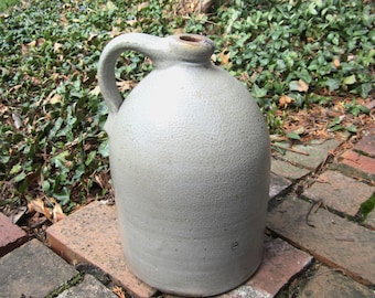 Antyczny dzbanek z kamionki z teksturą kamyków i solną glazurą – 11 cali wysokości – uchwyt z paskiem – dzbanek do whisky z pierwotnym wystrojem – początek XX wieku