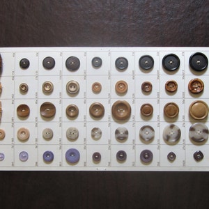 Vintage Button Display Card - Hout en Plastic Vintage Buttons - Reclame Store Display Card - Verkoper Sample