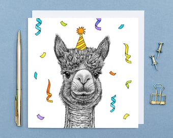 Puede incluir: Una tarjeta de felicitación con una ilustración en blanco y negro de una alpaca que lleva un gorro de fiesta amarillo y naranja. El fondo es blanco con confeti de colores.