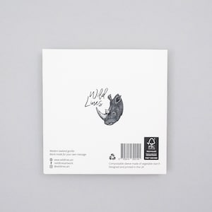 Pu&ograve; includere: Biglietto di auguri bianco con un'illustrazione in bianco e nero di una testa di rinoceronte e la scritta "Wild Lines". Il biglietto include informazioni sul sito web e sui social media. Interno vuoto.