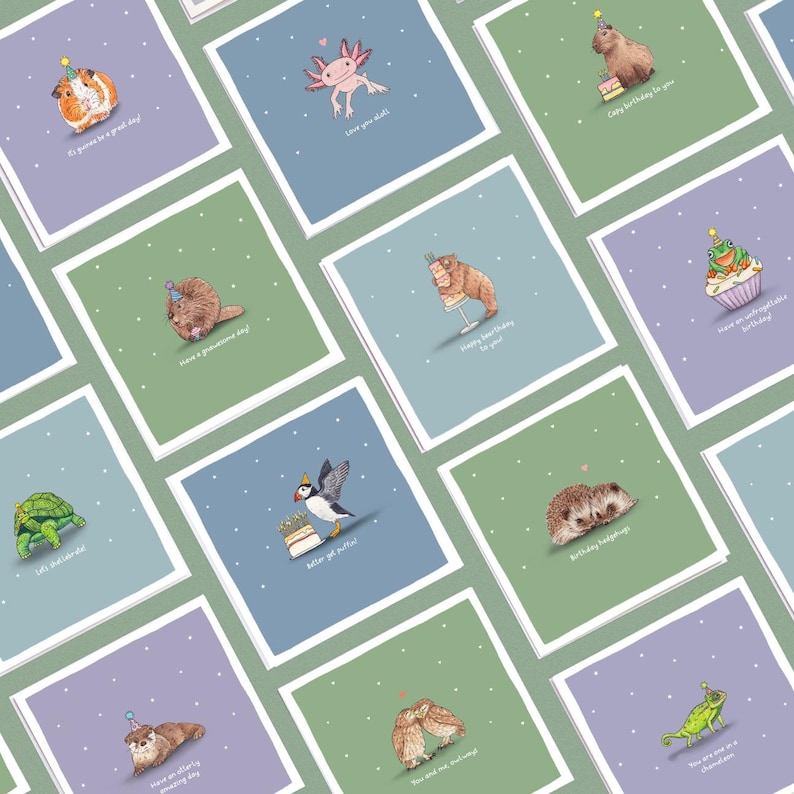 Pu&ograve; includere: Una collezione di biglietti di auguri quadrati con illustrazioni di animali stravaganti. Ogni biglietto presenta un animale diverso, come una cavia, un axolotl o un riccio, con un cappello da festa e un breve messaggio. I biglietti sono su uno sfondo di colori pastello.