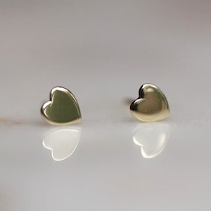 Solide 14K Gold Herz Ohrstecker, Herz Ohrringe, Gold Ohrstecker, Gold Ohrringe, Zierliche Ohrringe, zweite Loch Ohrstecker, flache Herz Ohrstecker, kleine Herz