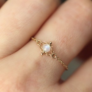 14K Gold Moonstone Chain Ring, Solid Gold Chain Ring, Solid Gold Moonstone Ring, Rainbow Stone, Everyday Wear, Rope Chain Ring, Dainty Ring