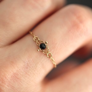 Anello con catena in spinello nero in oro 14K, anello con catena in oro massiccio, anello con spinello in oro massiccio, pietra nera, nero e oro, anello con catena a corda, anello delicato