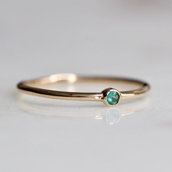 Anillo esmeralda diminuto de oro de 14K, anillo de piedra verde, joyería delicada, anillo de apilamiento, piedra de nacimiento de mayo, anillo de bisel de 10K, oro macizo, apilador