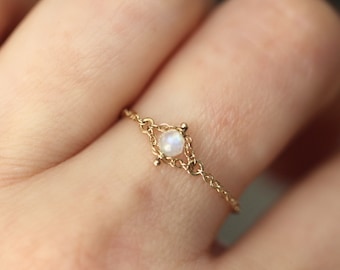 14K Gold Moonstone Chain Ring, Solid Gold Chain Ring, Solid Gold Moonstone Ring, Rainbow Stone, Everyday Wear, Rope Chain Ring, Dainty Ring