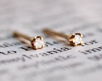 14K Gold Tiny Diamond Studs, Diamond Studs, Second Hole Studs, Dainty Studs, Solid Gold, Real Gold, Four Prong Stud, Minimale sieraden