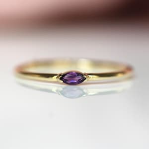 Anel de ouro 14K com ametista em lapidação marquise, anel "Wink", anel para usar em conjunto com outros anéis, anel delicado, anel de falange, anel de compromisso em ouro 10K, anel para usar em conjunto com outros anéis, pedra roxa, fevereiro