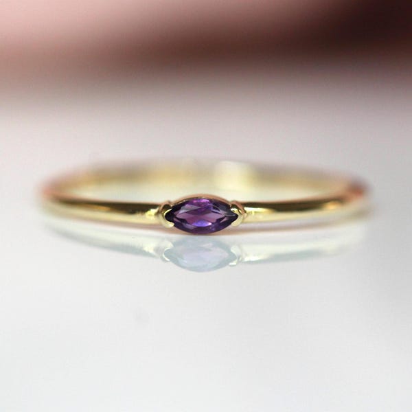 Anel de ouro 14K com ametista em lapidação marquise, anel "Wink", anel para usar em conjunto com outros anéis, anel delicado, anel de falange, anel de compromisso em ouro 10K, anel para usar em conjunto com outros anéis, pedra roxa, fevereiro