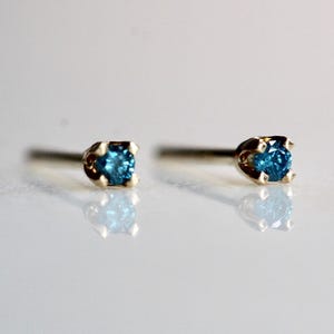 Brincos de Ouro 14K com Pequenos Diamantes Azuis, Diamante Azul, Brincos de Diamante, Brincos Pequenos, Brincos Delicados, Brincos para Segundo Furo, Brincos com Quatro Garras
