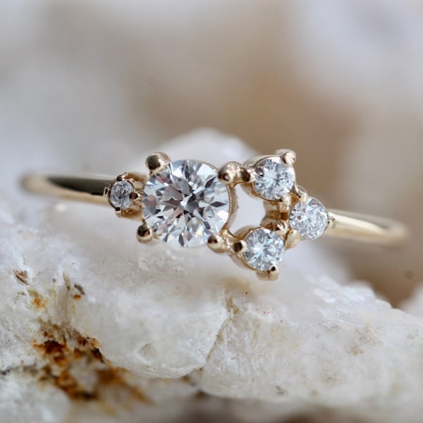 Anel em ouro 14K com cluster de diamantes, anel com múltiplos diamantes, anel de noivado exclusivo, pedras de tamanhos variados, design minimalista, 10K, ouro maciço.