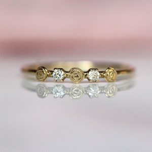 Anillo de triple flor de 14 quilates, anillo de rosa con diamantes, anillo de boquete, anillo apilable, oro de 10 quilates, oro auténtico, oro macizo, anillo de flor delicada, anillo de rosa
