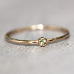 14K guld liten peridotring, grön stenring, 10K fin ring, stapelring, augusti födelsesten, ljusgrön sten, ädelsten stapelbar, bezel