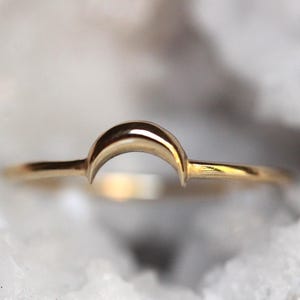 14K guldmånestapelring, massivt guldstapelring, äkta guldring, stjärna och måne, halvmånering, minimalistiska smycken, astrologijuvel, 10K