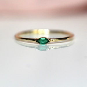 Anello in oro 14 carati con smeraldo a taglio marquise, anello "Wink", anello impilabile, pietra verde, forma a doppia punta, smeraldo a taglio marquise in oro 10 carati, pietra portafortuna di maggio, impilabile
